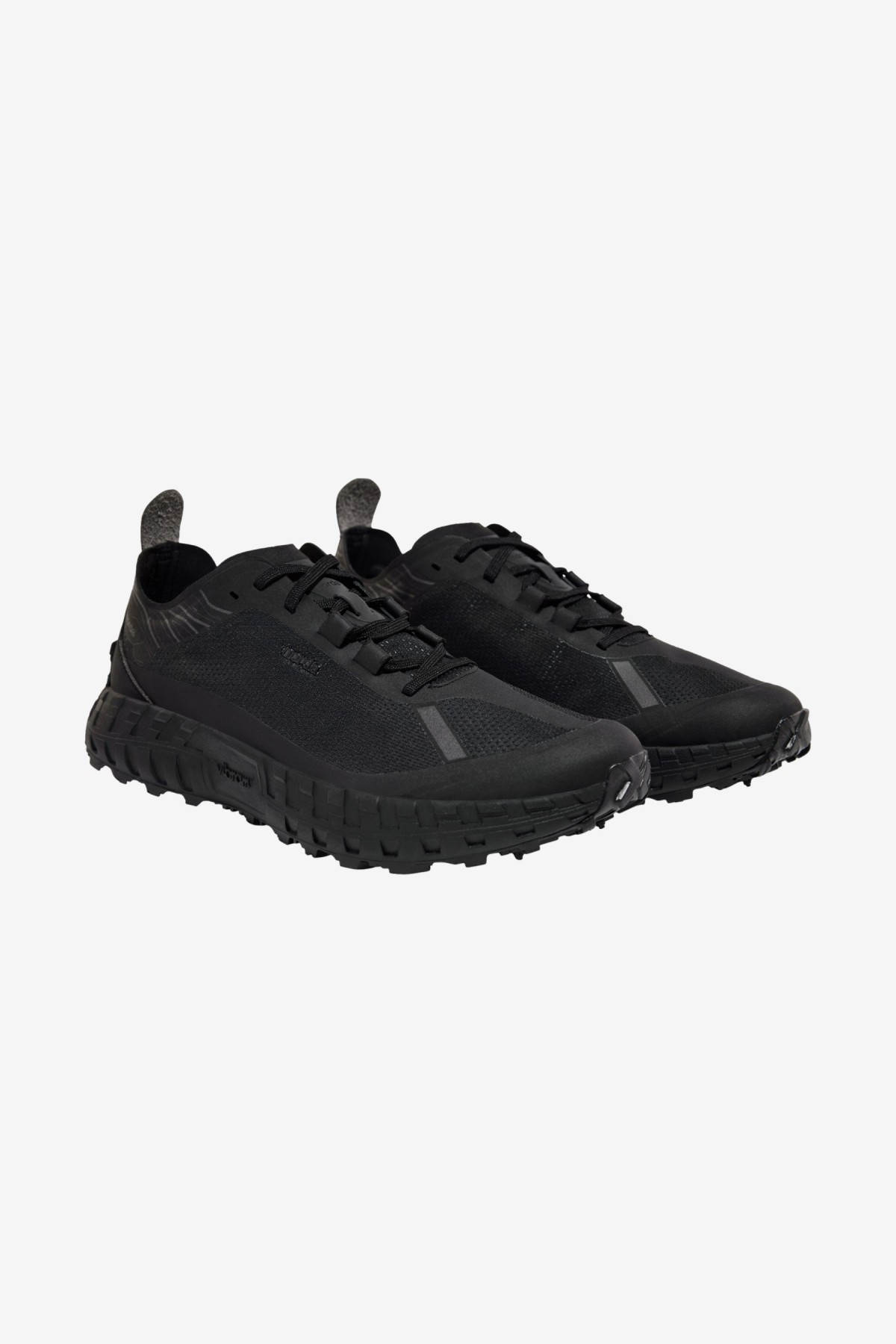 Norda 001 Trail Shoes in Stealth Black