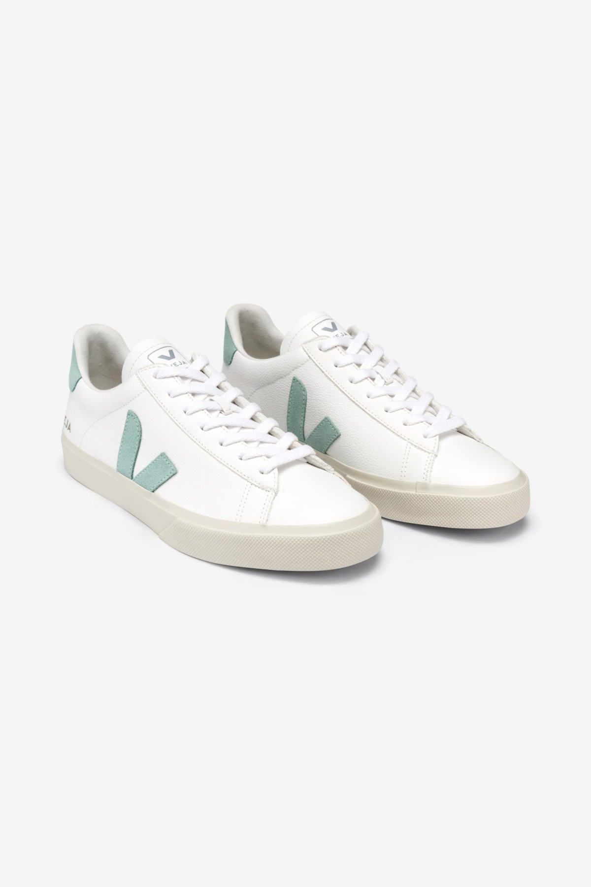 Veja Campo in Extra White Matcha