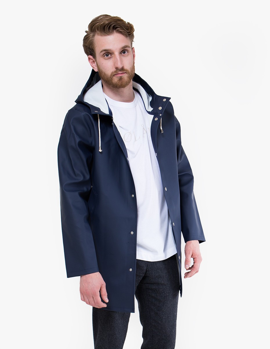Stockholm Raincoat in Navy - Stutterheim | Afura Store