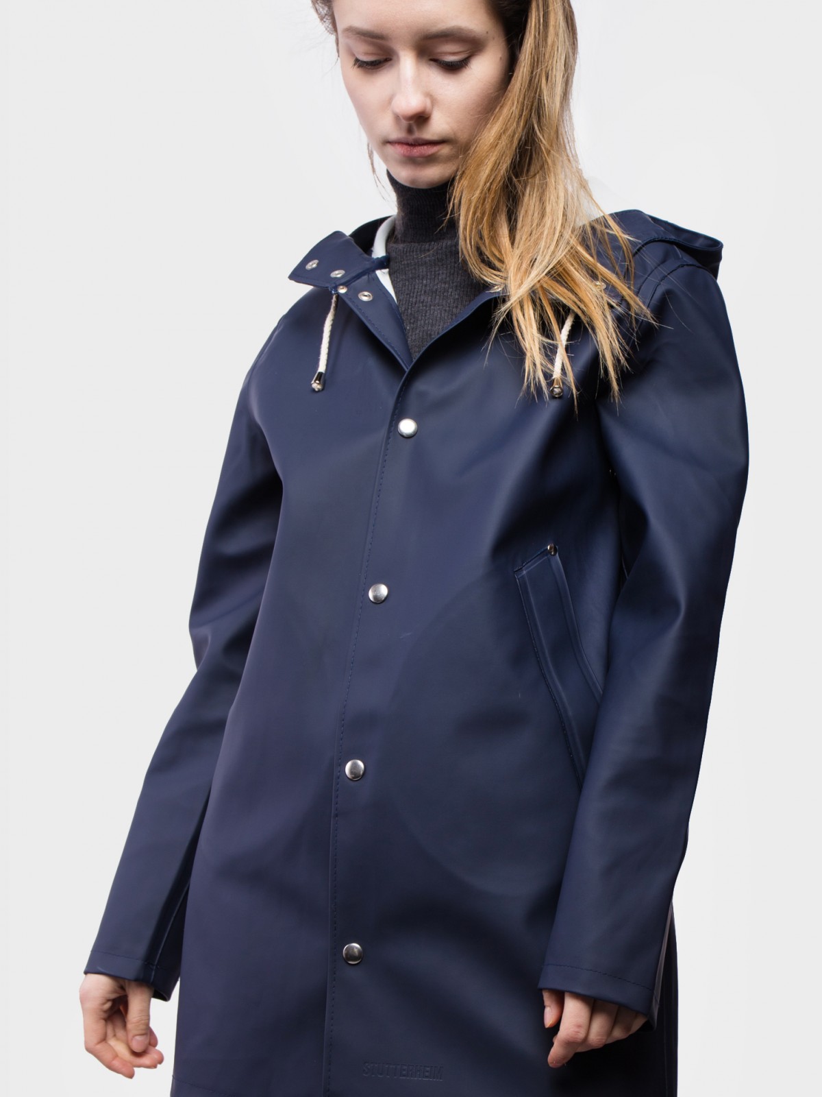 Moseback Raincoat in Navy - Stutterheim | Afura Store